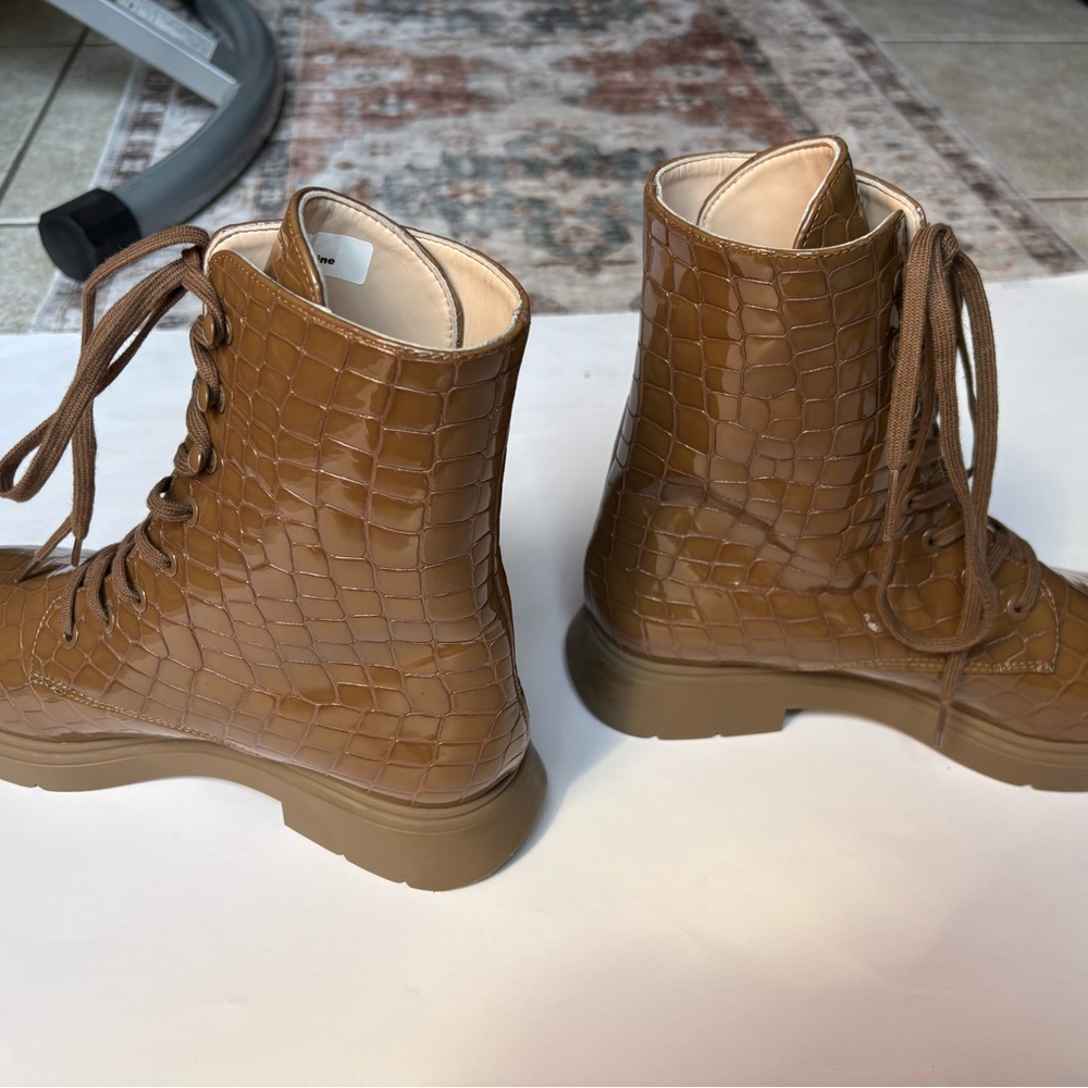 Stuart Weitzman Brown Croc-Embossed Leather Lace-Up Ankle Boots- size 7 B - Picture 2 of 13